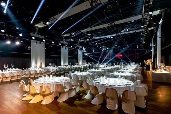 Porsche tablemapping v Hale Forum